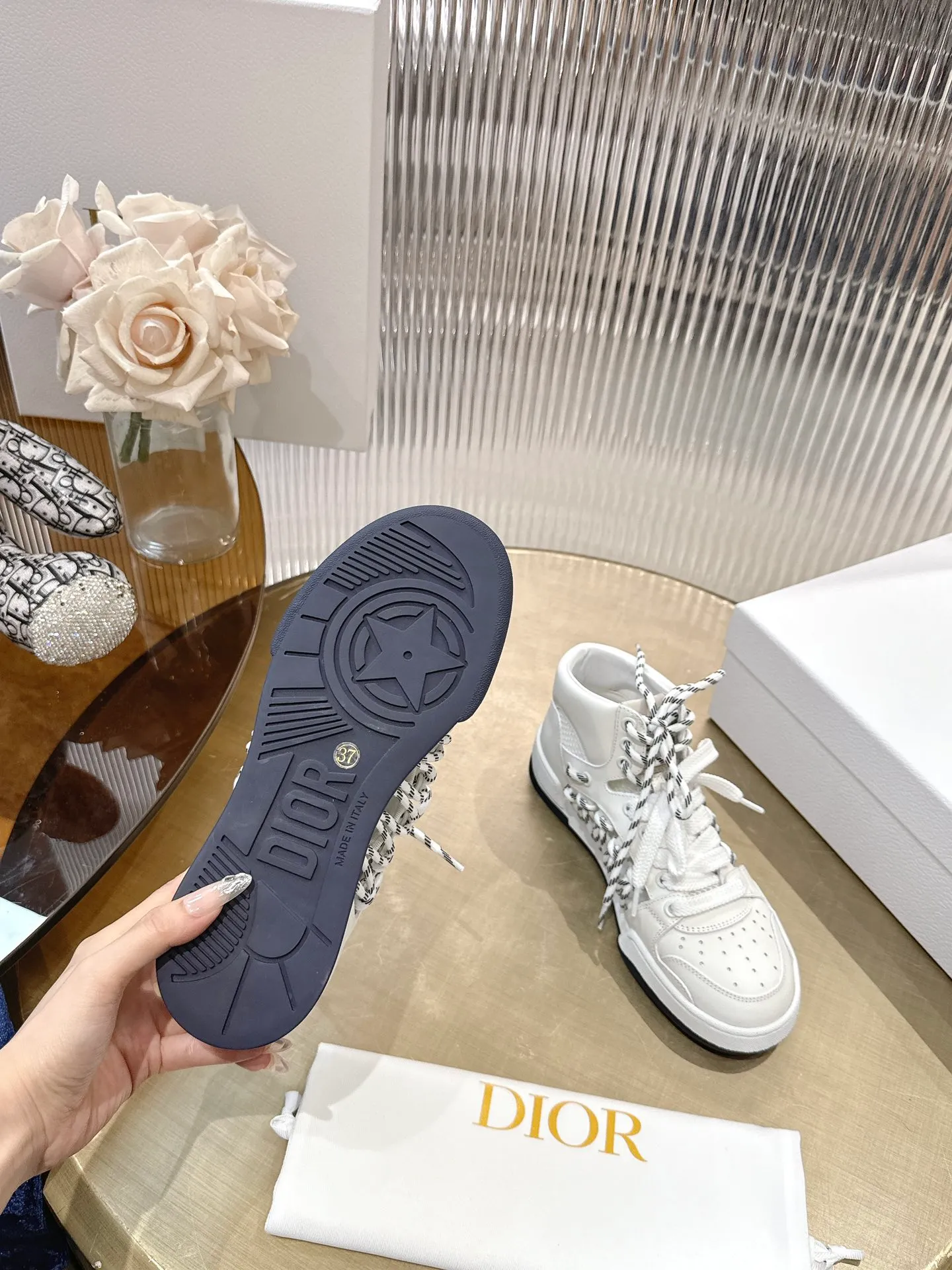 👟👟Ex-factory price 740👟👟 (Top version) Couple model Dior, C’est 25 new college style casual fashion high-top sneakers, showing eye-catching and fashionable style. Carefully crafted, the hollow design on the side of the upper is super fashionable, and the details also add a touch of elegance. The lightweight two-tone sole offers exceptional comfort and sporty style. Can add a stylish touch to any casual look. The tongue and sole are decorated with the Christian Paris logo, and the cowhide design is styled. Women's size 35-44